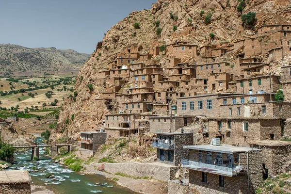 Pueblo palangan en Kurdistán Irán Antigua casa de ladrillo terrazas en la ladera de la montaña Versión 2 — Foto de Stock