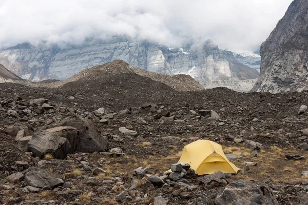 Zelt inmitten von morenes miristi khola tal nepal version 2 — Stockfoto