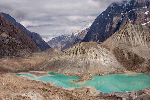 Zümrüt yeşil buzultaş gölde Himalaya Dağları Miristi khola gorge yakınındaki kuzey Annapurna Bankası