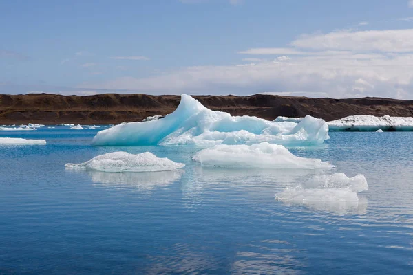 Incredibili iceberg turchesi vicino alla riva della laguna di Jokulsarlon Riscaldamento globale e clima — Foto Stock