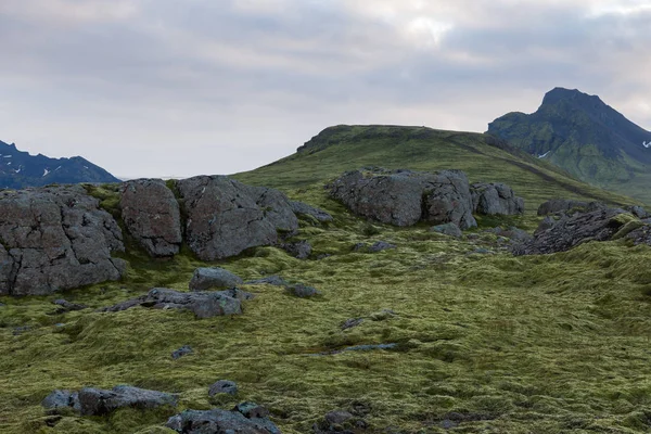 Islandés oscuro y malhumorado paisaje de montaña Campos de musgo verde enfermo a los pies de —  Fotos de Stock