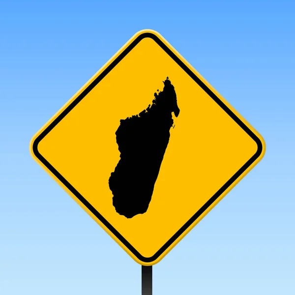 Madagaskar harita yol işareti kare afiş üzerinde Madagaskar ülke harita üzerinde sarı rhomb yol işaret ile — Stok Vektör