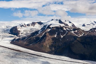 Skaftafellsjokull buzul nehir volkan dağın Güney İzlanda görkemli görünümü gidiyor