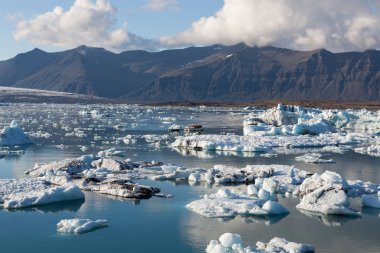 Dağınık beyaz Jokulsarlon buzul göl kıyısında küresel ısınma ve İklim yakınındaki buzdağları eriyor