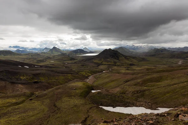 Paysage islandais dramatique avec des montagnes verdoyantes couvertes de mousse d'Islande épaisse et des taches de neige sur — Photo