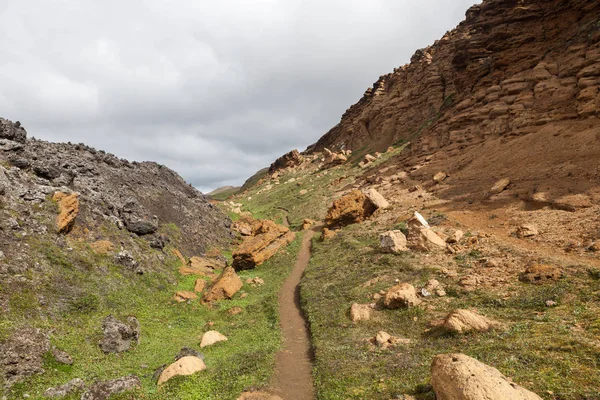 Sentiero escursionistico Verdi colline rocciose vicino alla zona geotermica di Krafla in Islanda Sentiero appartato nella natura selvaggia — Foto Stock