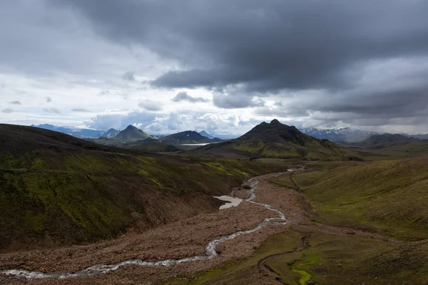Dramatische landschap van IJsland met groene bergen bedekt met dikke IJslandse mos en rivier op een — Stockfoto