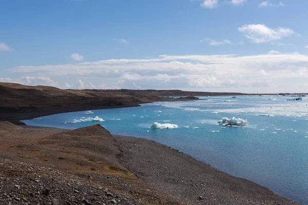 Spridda smältande isberg nära glaciärlagunen glacier lagoon shore globala uppvärmningen och klimatförändringarna förändringar — Stockfoto