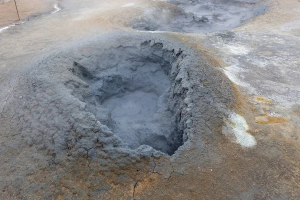 Grå varm lera bubblande i ett hål på området för geotermisk aktiv i Hverir i Island Fumarole fält — Stockfoto