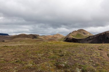 İzlanda yeşil tepelerin altında bulutlu gökyüzü Krafla jeotermal alan inanılmaz İzlanda dağ manzarası