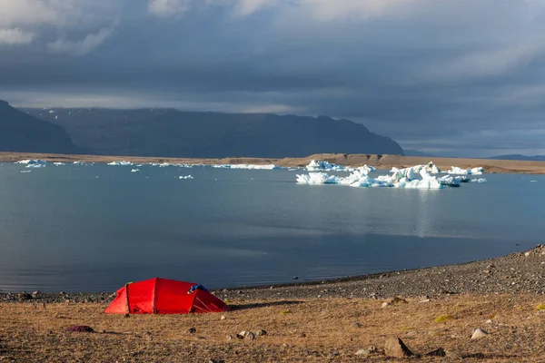 Jokulsarlon 빙하 라군 해안 지구 온난화 근처 빨간 텐트 및 기후 변화 개념 — 스톡 사진