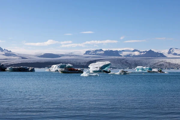 Tourists on the sightseing boat trip in iceland Scattered melting icebergs in Jokulsarlon glacier — Stock Photo, Image