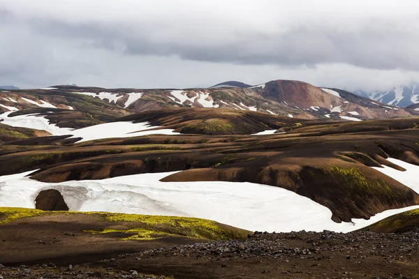 Landmannalaugar National Park Colorful slopes of the rhyolite mountains with snowy patches on the — Stock Photo, Image