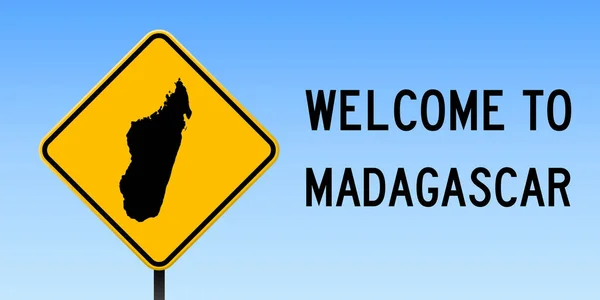 Madagascar mapa en señal de tráfico Cartel ancho con mapa de país de Madagascar en rombo amarillo señal de tráfico — Vector de stock