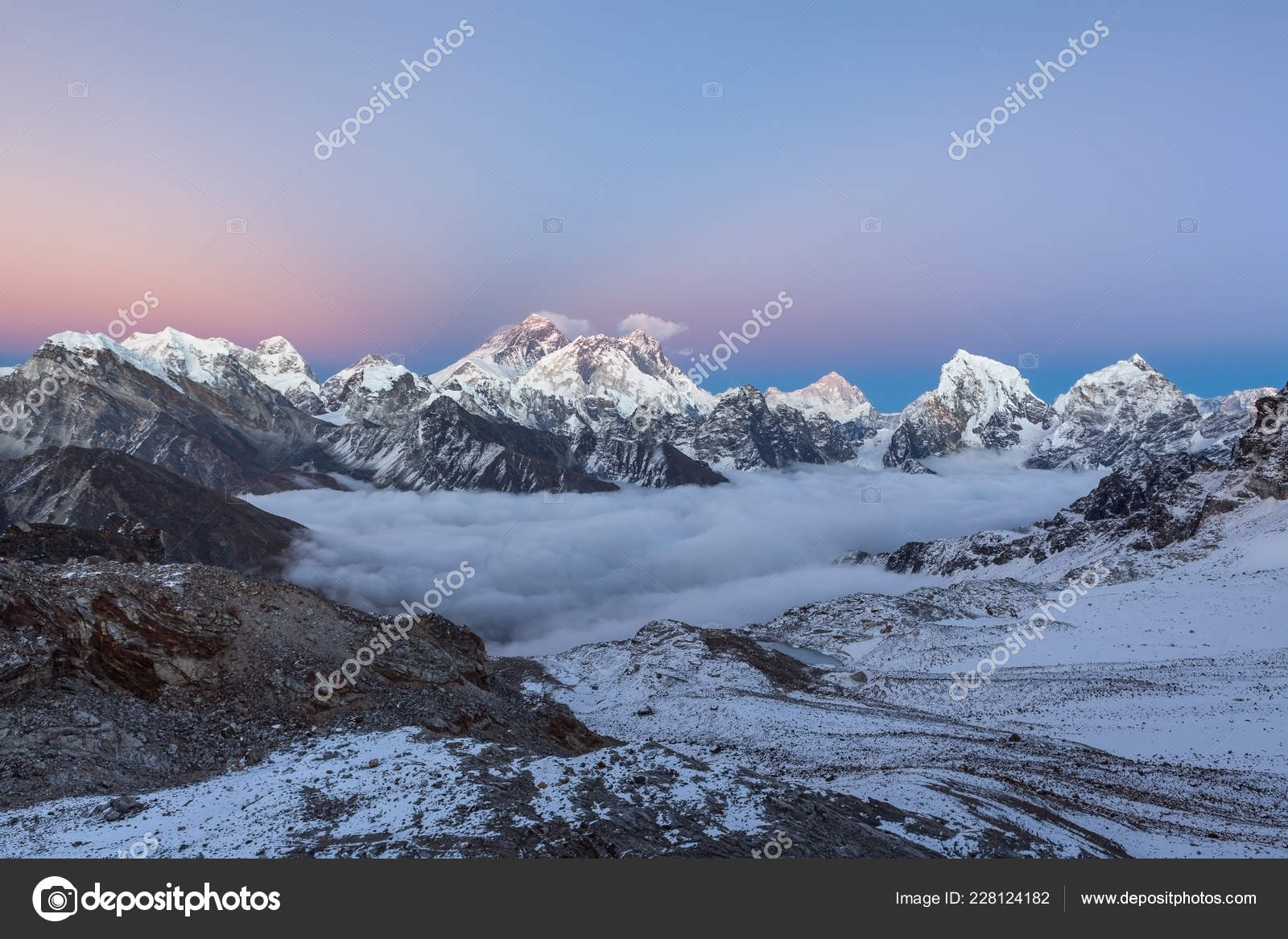 日落在珠穆朗玛峰上，天空从蓝色到粉色，紫罗兰色的景色令人难以置信。 ——图库图片© Eugene Ga #228124182, image size:1600x1167