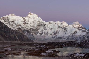 Karlı zirvesine dramatik Dağı buzultaş göl alanı dağ Vadisi üzerinde yükselen Cholatse
