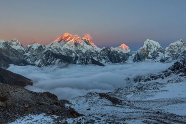 Everest Zirvesi görünümünden Renjo La pass nefes kesen manzarası kaplı dağ Vadisi üzerinden günbatımı