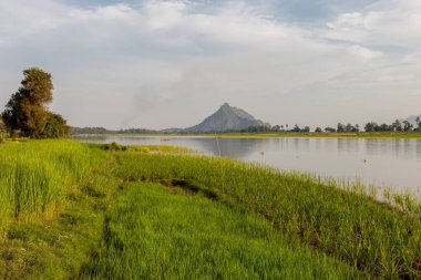 Salween Nehri yakınında Hpaan Myanmar kırsal manzara sürüm 2