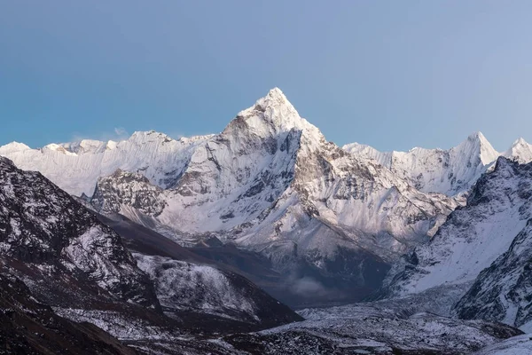 Paesaggio himalayano di montagna Ama Dablam sommità Highlands paesaggio della catena montuosa in blu — Foto Stock