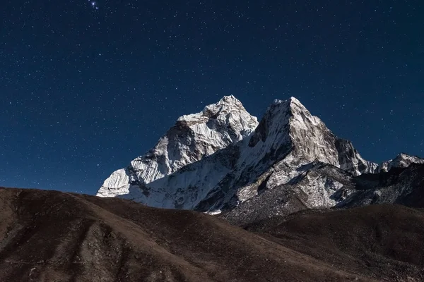 Ama dablam Berggipfel beleuchtet von einem hellen Mondschein in einer sternenklaren Nacht schönen Nachthimmel — Stockfoto