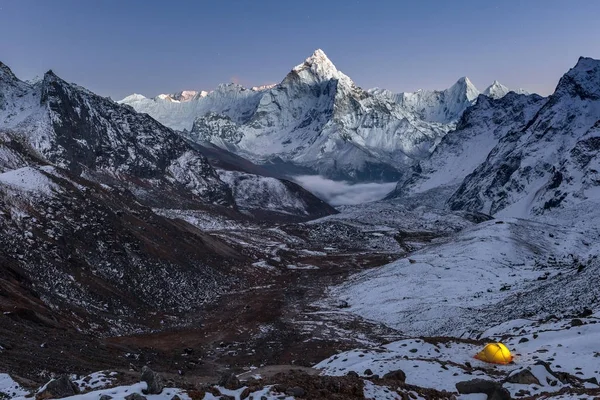 Nachtcamping in der Nähe von erstaunlichen ama dablam Gipfel im schneebedeckten Himalaya-Gebirge nepal extremen Berg — Stockfoto
