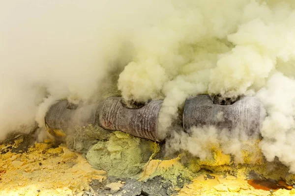 Sulfuric gaser vid Ijen kratersjö på ön Java i Indonesien Version 2 — Stockfoto