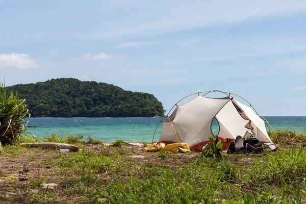 Acampar em uma praia de uma ilha desabitada selvas tropicais paisagem azul água do mar e paraíso — Fotografia de Stock