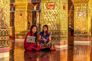 Mandalay Myanmar 26 Kasım 2014 selfie Mandalay tapınakta ipad alarak iki Myanmar kızlar