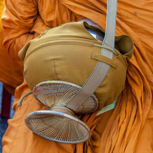 Thai buddhist monk holding limosna bowl Cuenco para limosnas dando la versión 2 — Foto de Stock
