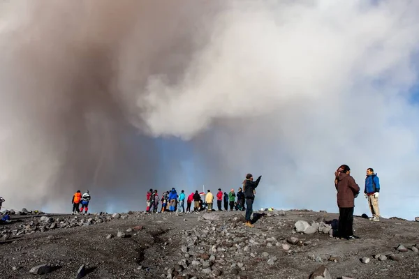 Semeru JavaIndonesia 4 Maggio 2015 Nube di cenere sopra gli scalatori al vertice del vulcano Semeru Versione 2 — Foto Stock