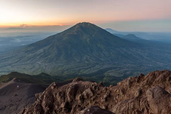 Pemandangan gunung Merbabu yang berwarna hijau dari Pulau Merapi ^ Indonesia Versi 2 — Stok Foto