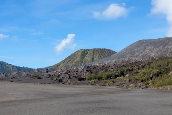 BromoTenggerSemeru National Park dune di cenere del vulcano Bromo e verde mt Batok a Java Island in — Foto Stock