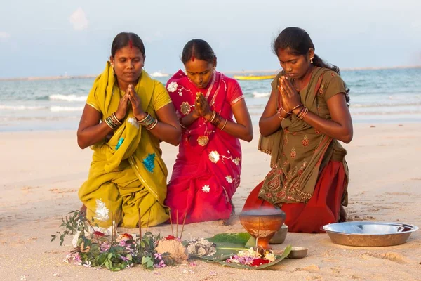 Little Andaman India  Jan 29 2013 Women performing rituals in the shore of Little Andaman island — Stock Photo, Image
