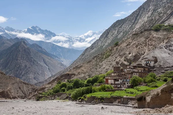 Lubra pueblo en Mustang Himalays Nepal Paisaje tibetano con casas tradicionales y montañas —  Fotos de Stock