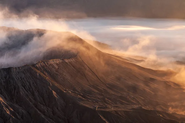Bromo sopka, krajina schodiště k pekelné koncepci atraktivní fotka — Stock fotografie