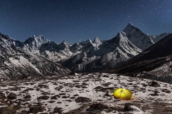 Konzept der Einsamkeit und Freiheit in der wilden Nacht Wintercamping in den Bergen großes Foto — Stockfoto