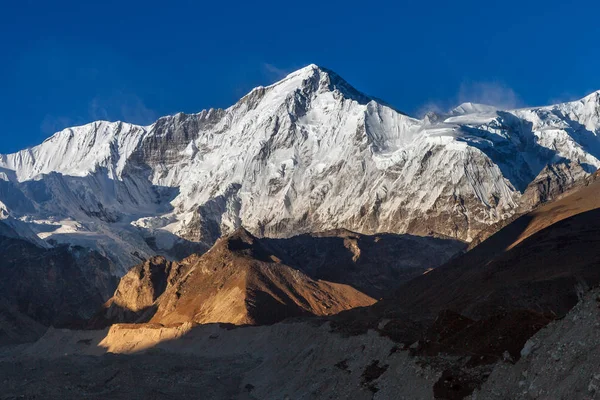 Pico de montaña Cho Oyu iluminado por las luces del sol al atardecer Foto decente — Foto de Stock