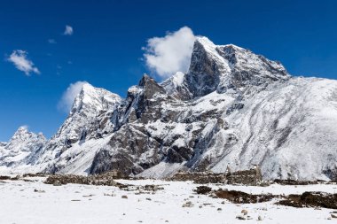 Everest Ana Kampı Kusursuz fotoğraf yolunda Dingboche köyü yakınlarındaki karlı dağlar