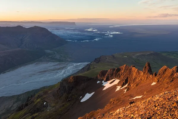 Paisagem montanhosa islandesa Vista majestosa do topo da montanha Kristinartindar ao pôr-do-sol — Fotografia de Stock
