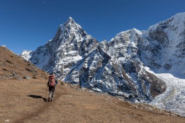 Aktif kadın yürüyüşçü Himalaya manzara yüksek bir dağ zirvesine doğru Nepal trekking