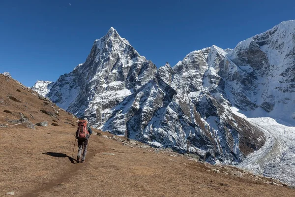 Caminante activa trekking en Nepal hacia un pico de montaña en el paisaje del Himalaya — Foto de Stock
