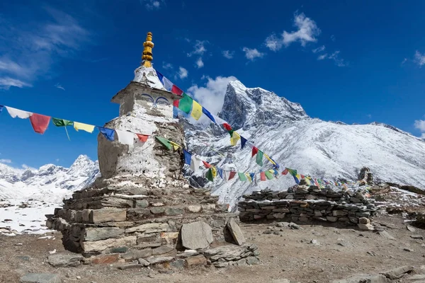 Banderas budistas de oración en un coro budista en la ruta del campamento base del Everest en Himalaya Nepal Fine — Foto de Stock