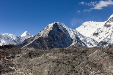 Everest saha kampı: Sagarmatha Milli Parkı Himalayalar giderken Island Peak veya Korece Tse görünümü