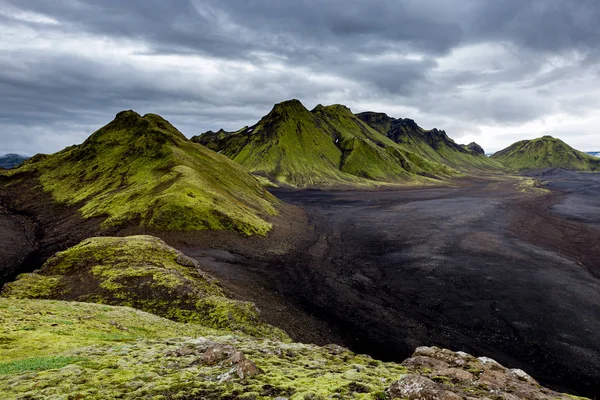 Paisaje en Islandia verdes montañas musgosas y campos de lava en el parque nacional Landmannalaugar en —  Fotos de Stock