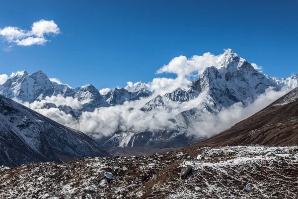 Prachtig panoramisch uitzicht van de berg van de top van de Ama Dablam op de beroemde Everest Base Camp trek in — Stockfoto