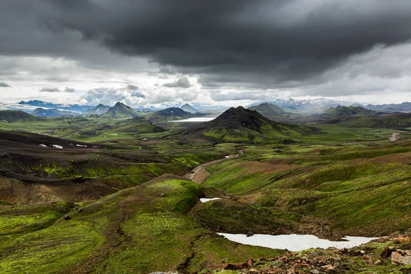 Paysage islandais épique Collines vertes dans le parc national Landmannalaugar Trekking en Islande — Photo