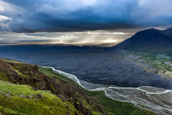 아이슬란드의 숨막힐 듯 한 풍경 이 아이슬란드의 녹색 절벽 시냇물 과 — 스톡 사진