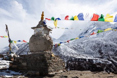 Himalayalar 'daki Nepal Everest ana kampında dua bayraklarıyla Budist korosu