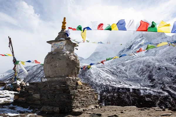Corten budista con banderas de oración en Himalaya Nepal Caminata al campamento base del Everest — Foto de Stock