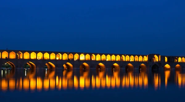 Puente de Sioseh Isfahán Irán Hermoso puente de estilo persa iluminado por la noche — Foto de Stock